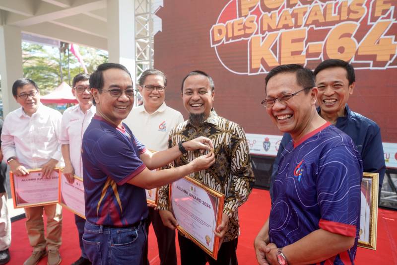 Andi Sudirman Raih Penghargaan ‘Alumni Fakultas Teknik’, Rektor Unhas: Selamat Pak Gub