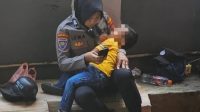 IMG_20240801_141701 Kisah Seorang Polwan Membawa Anak Saat Bertugas Pengamanan Eksekusi