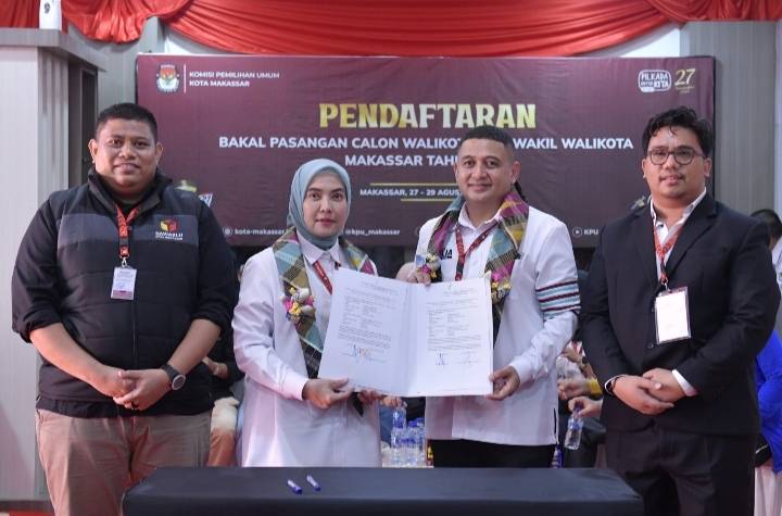 Paslon MULIA Kompak Kenakan Kemeja Putih Mendaftar ke KPU Makassar, Lambangkan Warna Kemuliaan