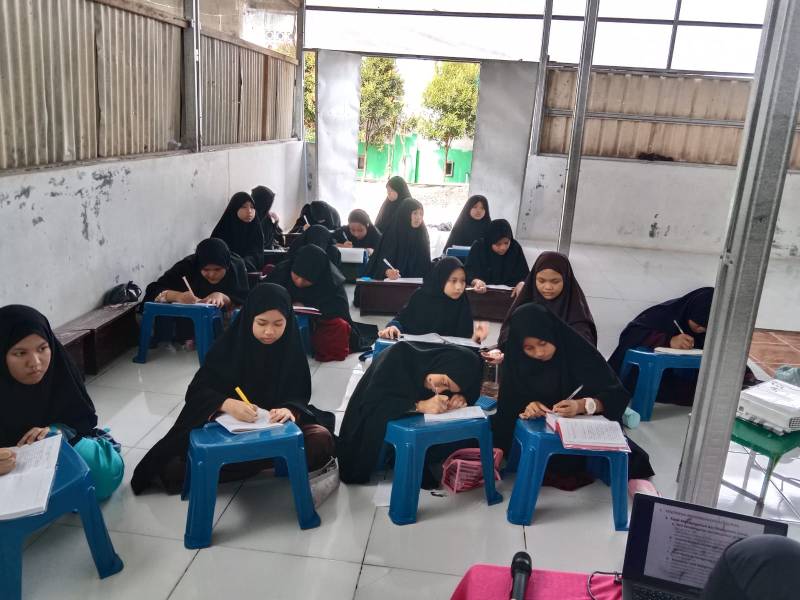 Semarakkan Hari Pelanngan Nasional, YBM PLN Salurkan Bantuan Sarana Pendidikan Pondok Tahfidzul Qur’an Musha’ab Bin Umair Lil Banaat di Makassar