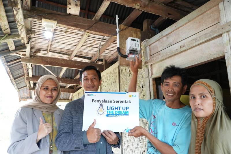 Nyalakan Mimpi Masyarakat, PLN Hadir di Hari Pelanggan Nasional 2024 melalui Program Light Up The Dream