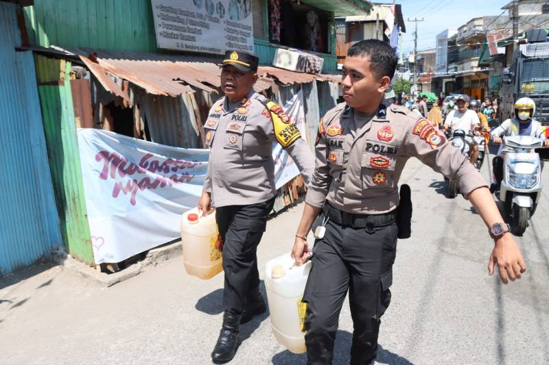 Bantu Air Bersih ke Masyarakat, Personel Polres Pelabuhan Angkat Jerigen Langsung ke rumah Warga