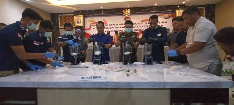 Polrestabes Makassar Blender dan Buang Sabu 1,124 Kg di Closet