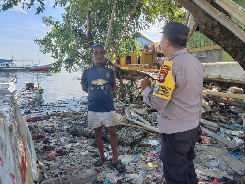 Cegah Golput, Bhabinkamtibmas Pulau Barrang Lompo Sosialisasi Pilkada Serentak 2024