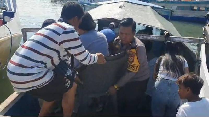 Polri Penolong Masyarakat, Personel Polsek Soeta Evakuasi Penumpang Kapal yang Sakit