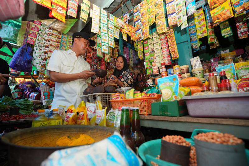 Kunjungi Pasar Pannampu, Pj Gubernur Pantau Harga dan Ketersediaan Bahan Pokok
