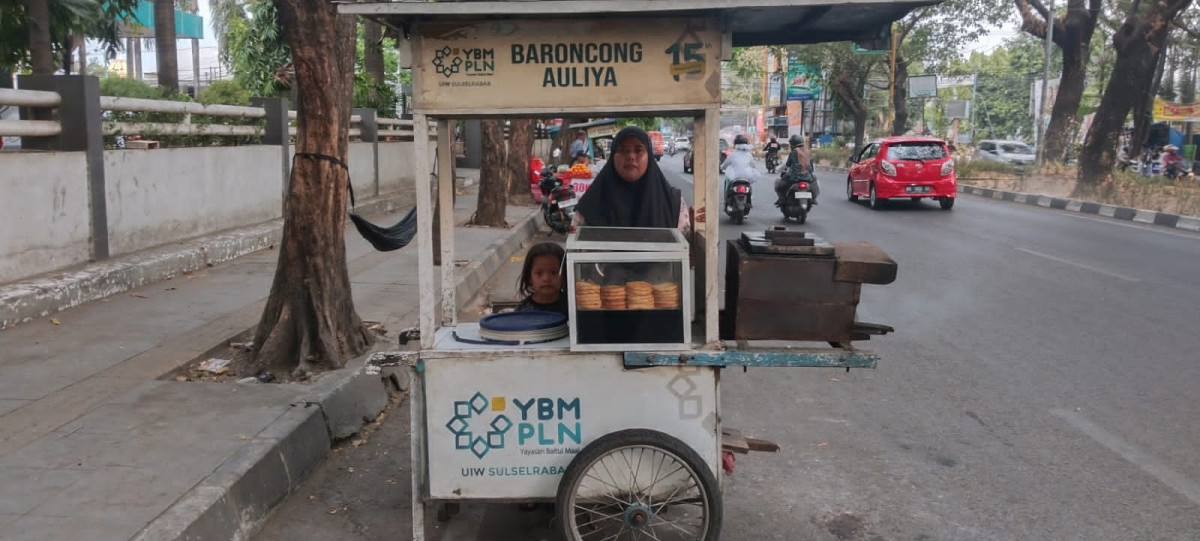 Senyum di Balik Asap Gerobak Buroncong