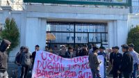 IMG-20240926-WA0066 Tiga Aliansi Mahasiswa Demo Kejati Minta Usut Tuntas Dugaan Korupsi di Bandara Sulhan
