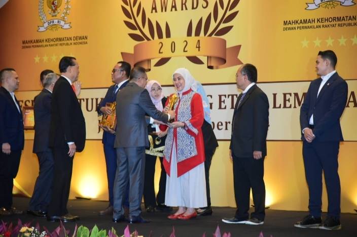 Garda Terdepan Tegakkan Etika  Kelembagaan DPR, Politisi Demokrat Aliyah Mustika Ilham Dianugerahi Penghargaan MKD Awards 2024