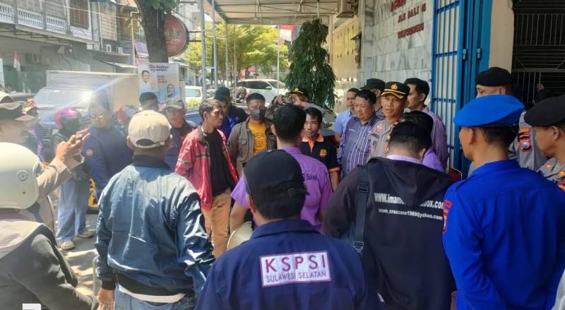 Dengan Humanis, Polres Pelabuhan Makassar Amankan Aksi Unjuk Rasa