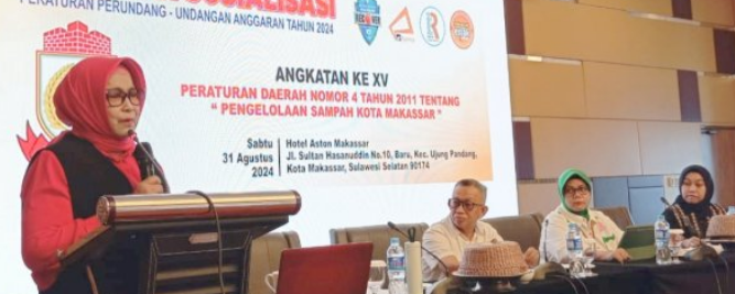 Apiaty Amin Syam Ajak Masyarakat Makassar Peduli Terhadap Sampah