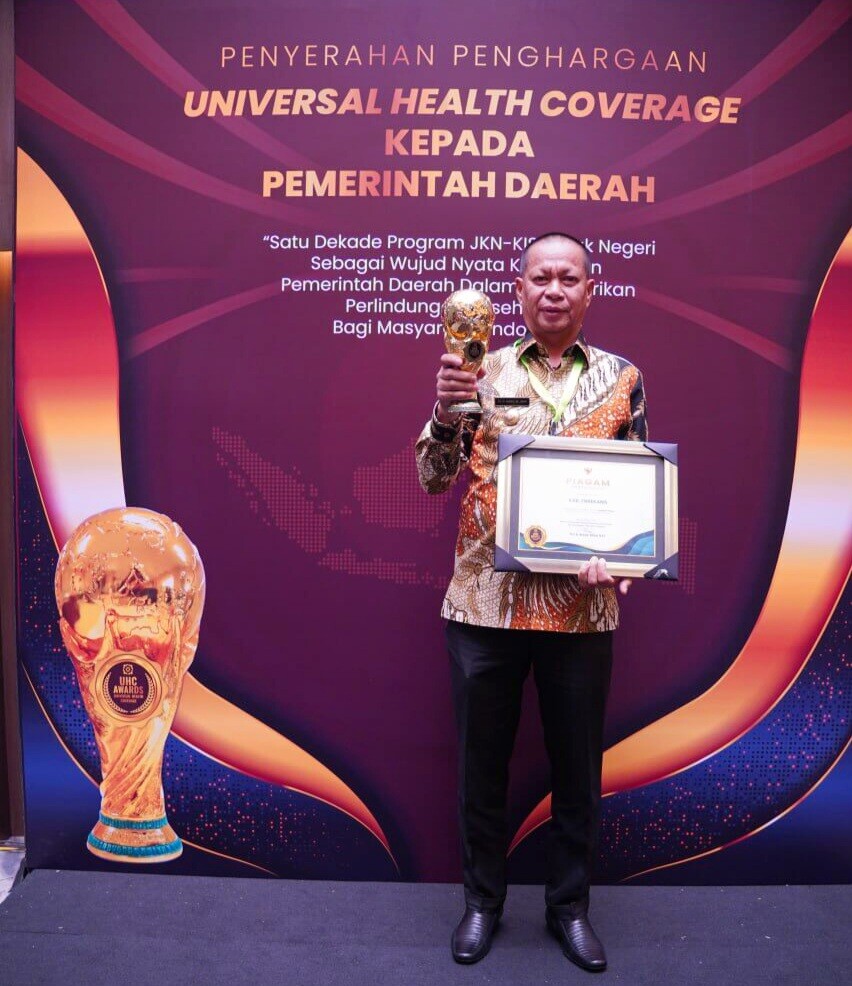 Pemkab Enrekang Terima Penghargaan UHC, Diserahkan Wakil Presiden RI