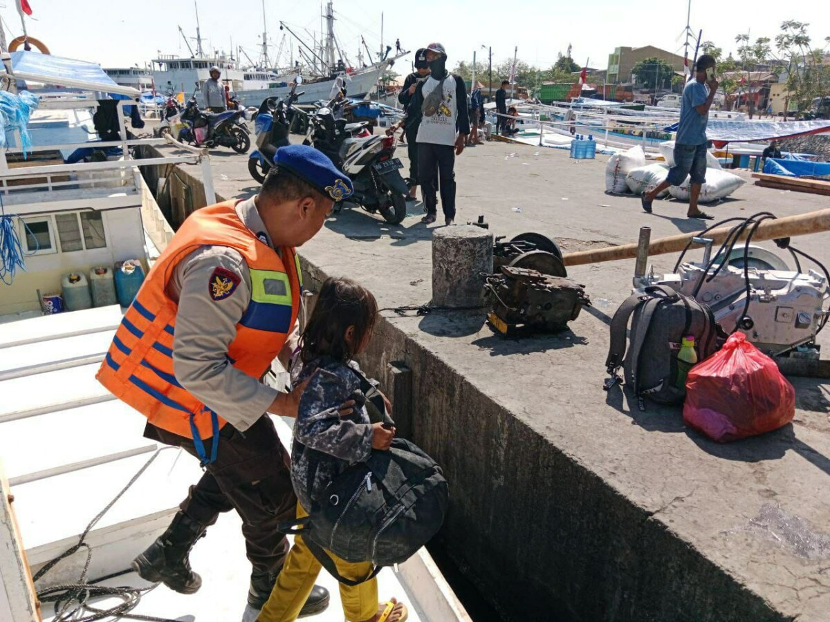 Jaga Keselamatan Masyarakat, Polisi Bantu Penumpang Turun dari Kapal Tradisional
