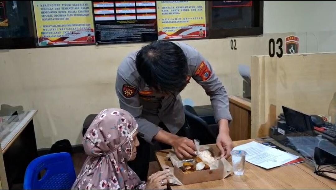 Kisah Haru Polisi Bantu Lansia Pikun Tersesat, Beri Makan dan Antar Pulang