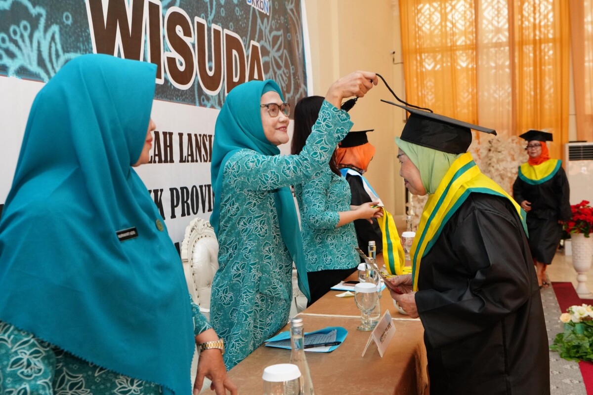 Ninuk Zudan Hadiri Wisuda Sekolah Lansia Ininnawa Binaan PKK Sulsel