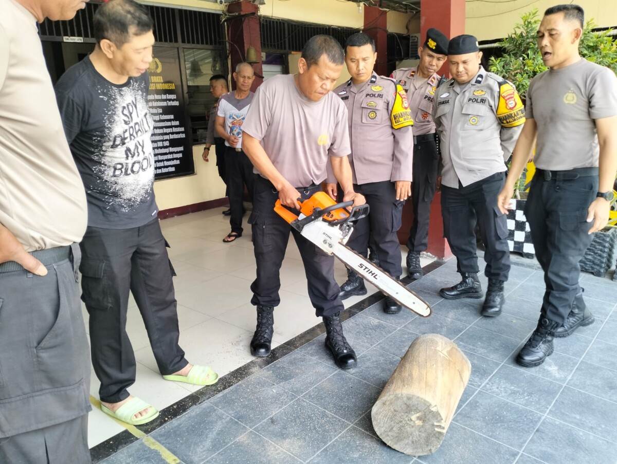 Antisipasi Pohon Tumbang saat Musim Hujan, Polsek Wajo Latihan Penggunaan Mesin Senso