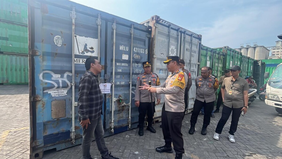 Kapolres Pelabuhan Makassar Pimpin Pengamanan Kedatangan Logistik Pilkada Serentak