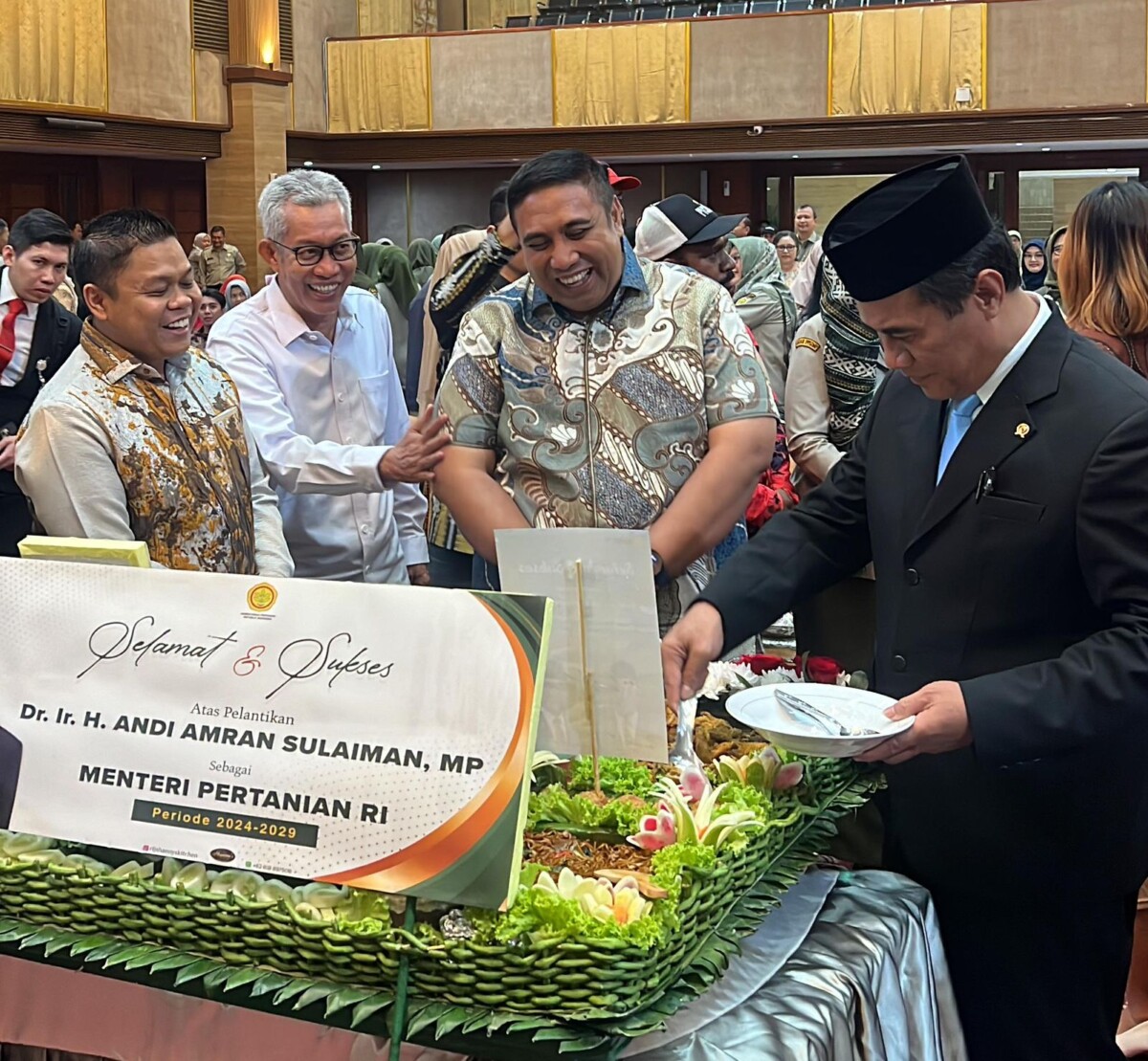 Usai Dilantik Kembali, Mentan Beri Tumpeng ke Chaidir Syam 