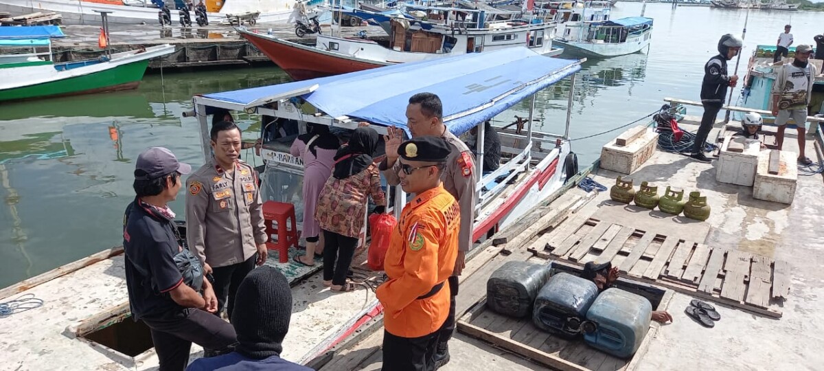 Imbau Keselamatan Berlayar, Kapolsek Paotere Sambangi Masyarakat Pulau di Pelabuhan