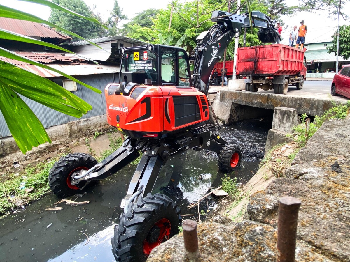 Dinas PU Turunkan Alat Berat Keruk Sedimen