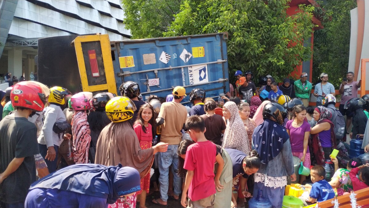 Kontainer Terguling Bermuatan Minyak Goreng Seakan Mendatangkan Rejeki Bagi Warga
