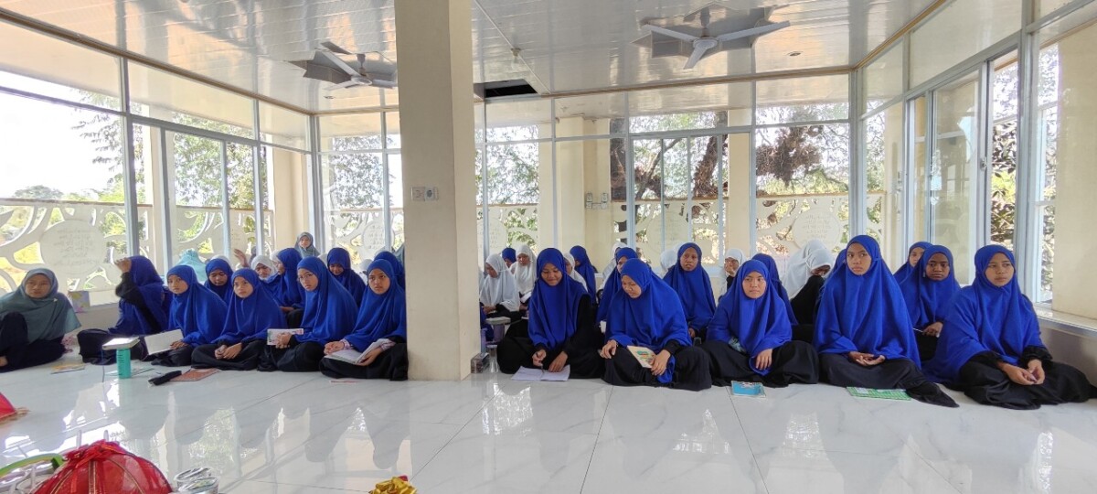 Universitas Almarisah Madani dan STIKES Panakkukang Gelar Penyuluhan Pencegahan Dismenorea dengan Tanaman Herbal di Sekolah Enterpreneur Tahfidz Kekasih Al-Aqsha, Gowa Universitas Almarisah Madani dan STIKES Panakkukang Gelar Penyuluhan Pencegahan Dismenorea dengan Tanaman Herbal di Sekolah Enterpreneur Tahfidz Kekasih Al-Aqsha, Gowa