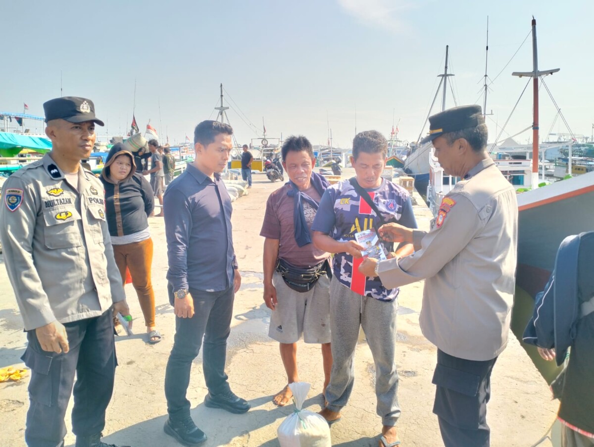 Sukseskan Pilkada Serentak, Polsek Paotere Bagikan Brosur Imbauan Kamtibmas ke Masyarakat
