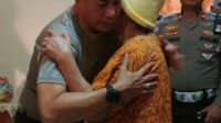 Penuh Haru, Irjen Pol Andi Rian Peluk Erat Ibunya Sebelum Menjalankan Tugas Kapolda Sumsel