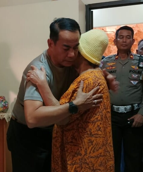 Penuh Haru, Irjen Pol Andi Rian Peluk Erat Ibunya Sebelum Menjalankan Tugas Kapolda Sumsel