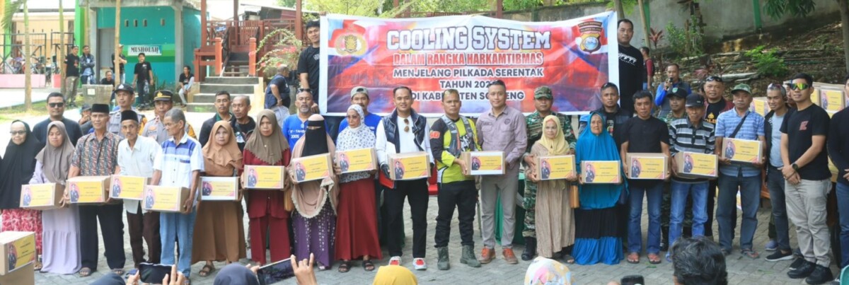 Bersama Komunitas Motor Vespa, Kapolres Soppeng Bansos Cooling System Pilkada Damai 