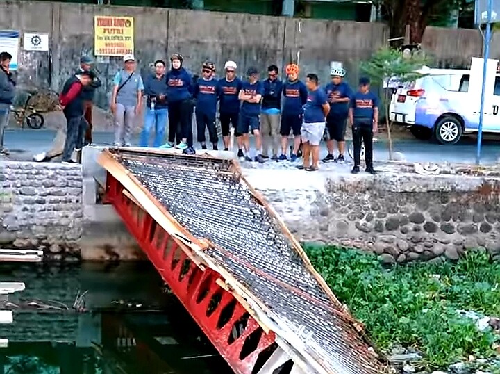 Cek Sebab Runtuh, Kadis PU Tinjau Jembatan Pampang