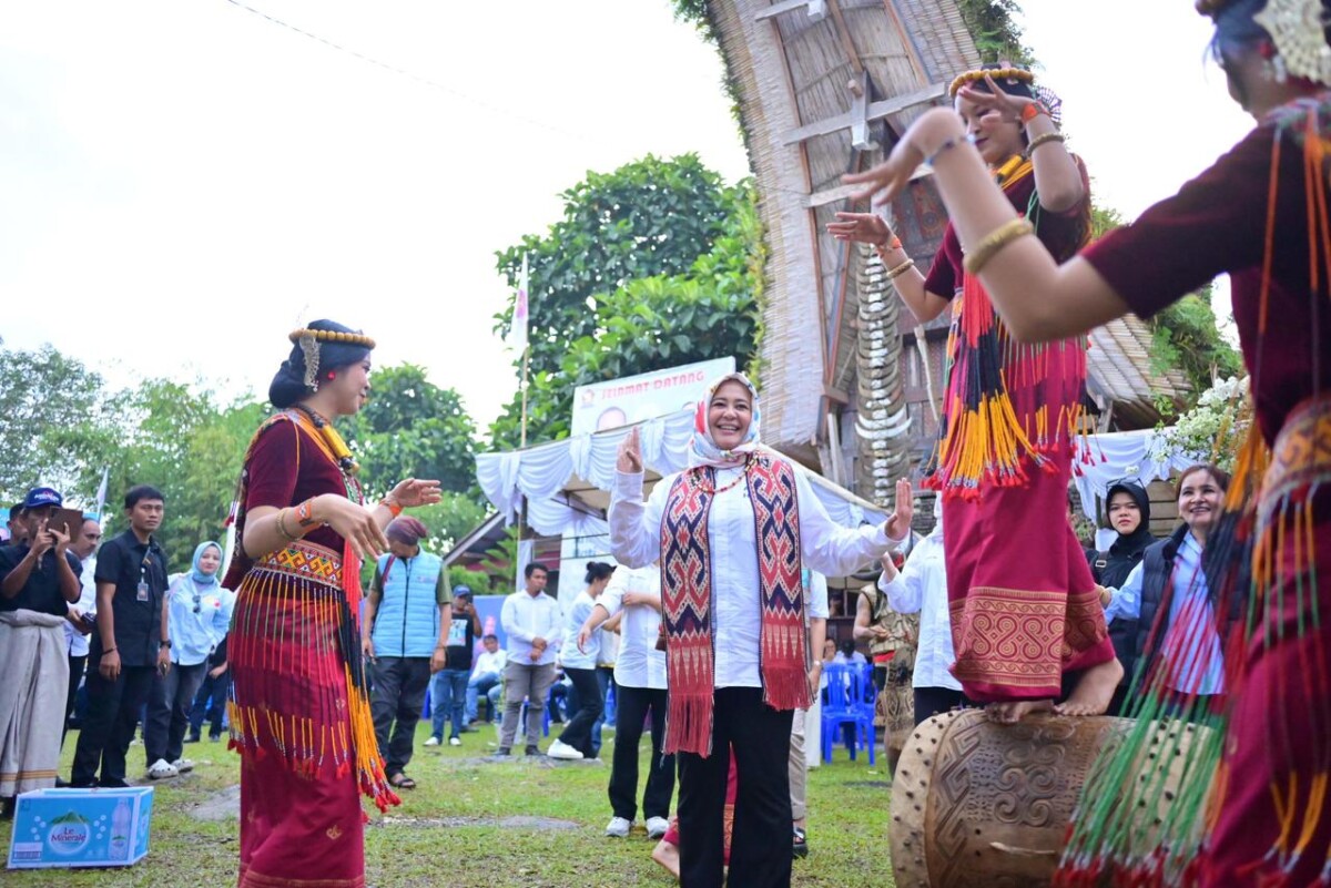 Fatmawati Rusdi Terima Gelar Kehormatan Banne Rara di Toraja Utara