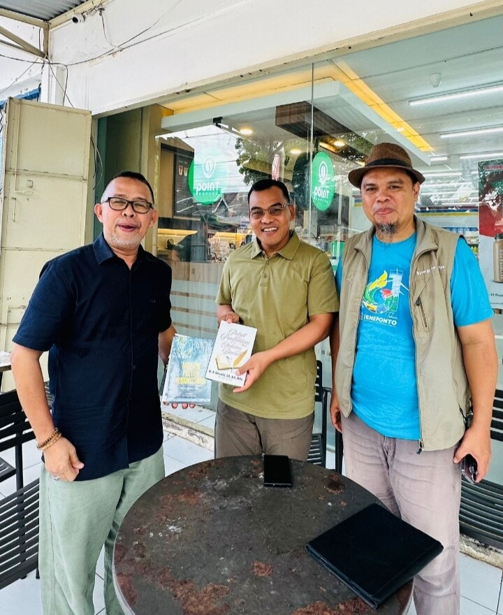 Di Hari Pahlawan, BAK Serahkan Buku Alimuddin ke Dandim 1425 Jeneponto