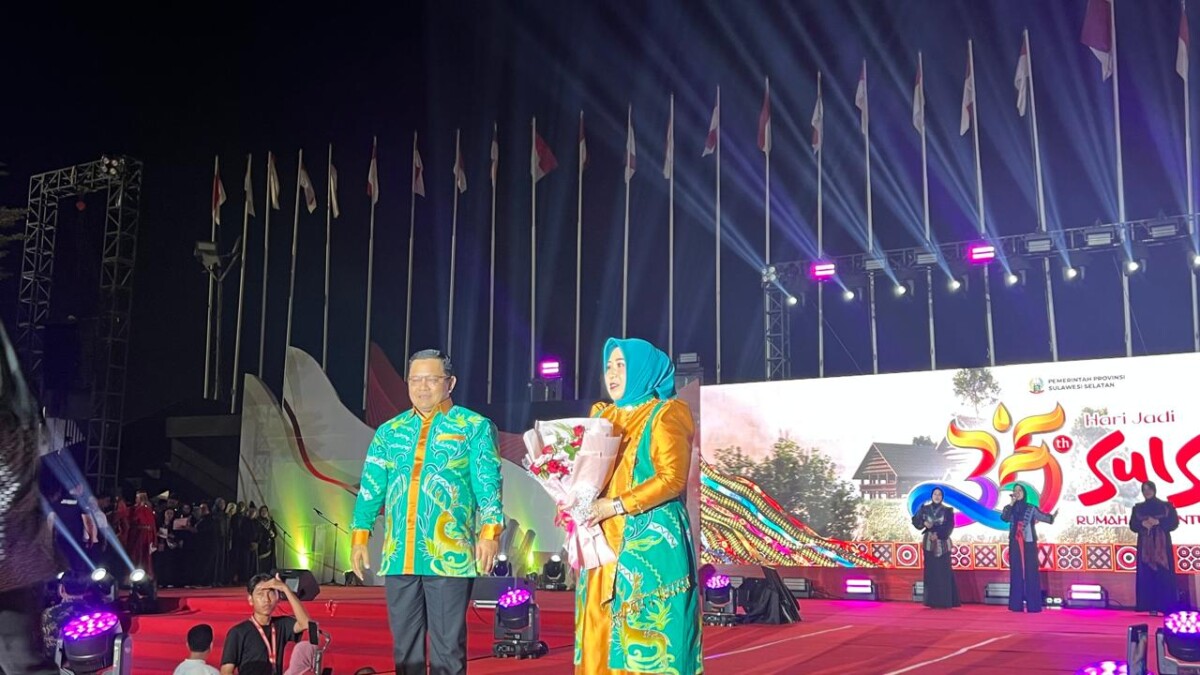 Kenakan Batik Pajonga, Pj Bupati Beserta Pj Ketua Dekranasda Bantaeng Ikuti Gelaran Fashion Show HUT Sulsel ke-355