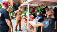 Kecamatan Mamajang Gelar Cukur Gratis Pegawai dan Warga