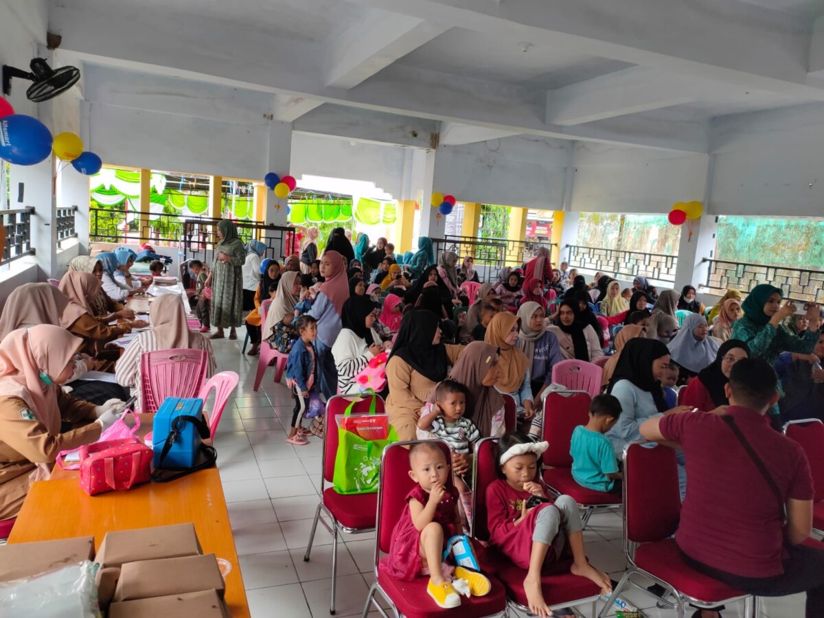 Ratusan Ibu dan Anak Ramaikan Posyandu Alfamart Bersama SGM dan Sweety di Balai Desa Kanjilo