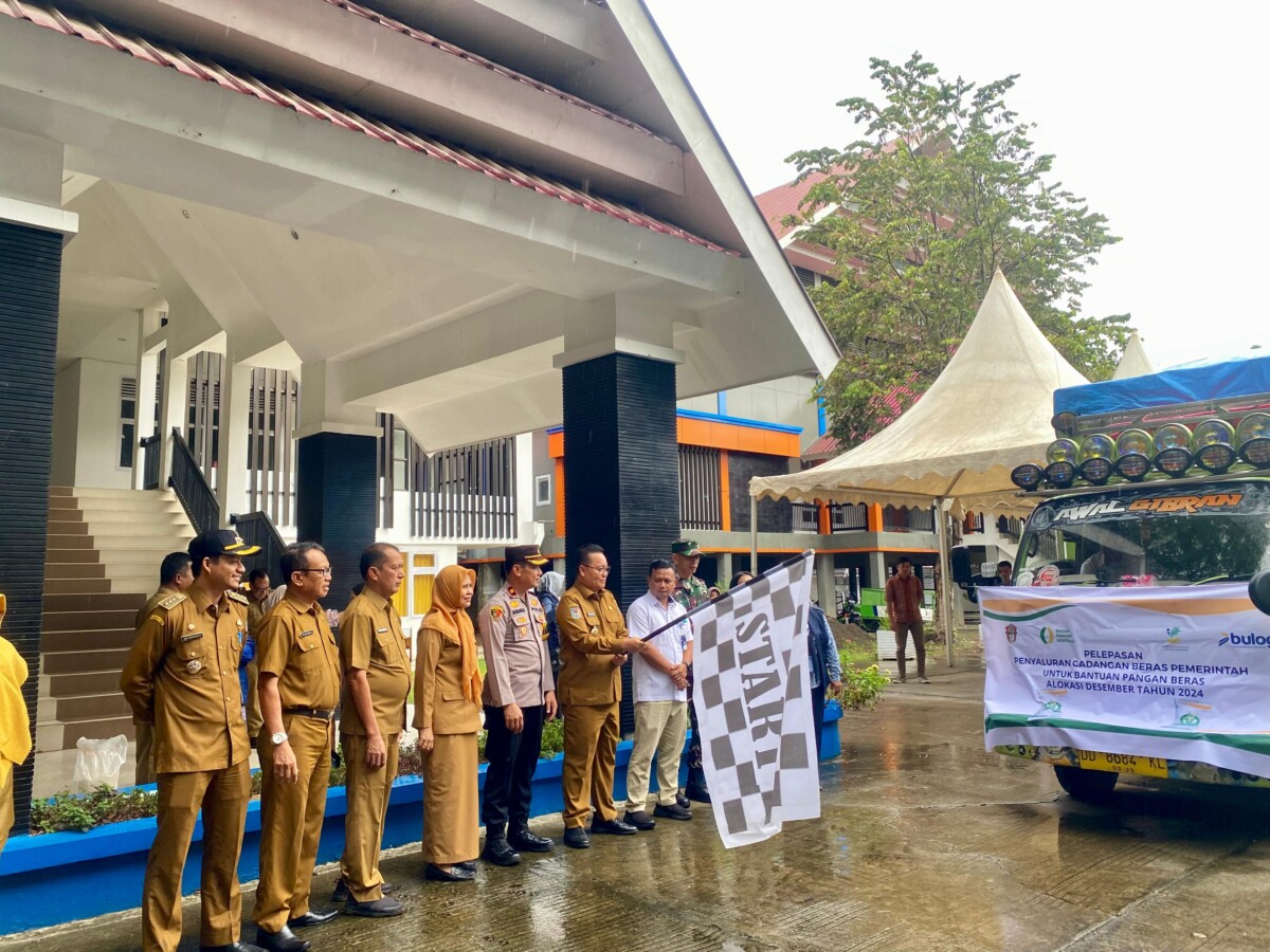 Pj. Bupati Wajo Andi Bataralifu Lepas Bantuan Pangan