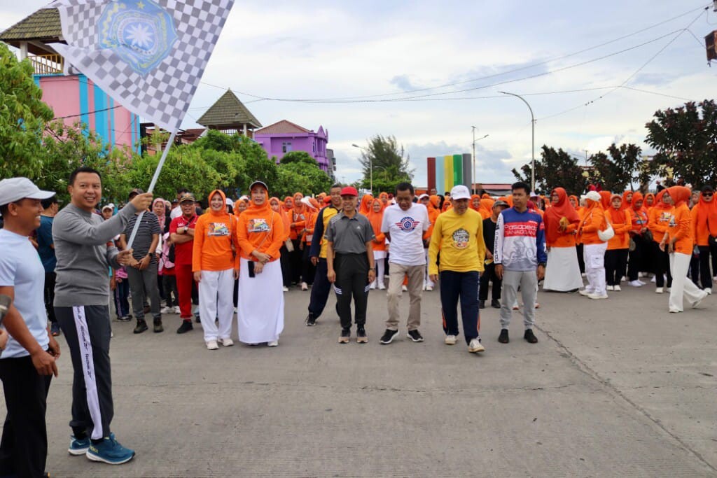 Bupati Selayar Bersama Ketua TP PKK Lepas Ribuan Peserta Jalan Sehat
