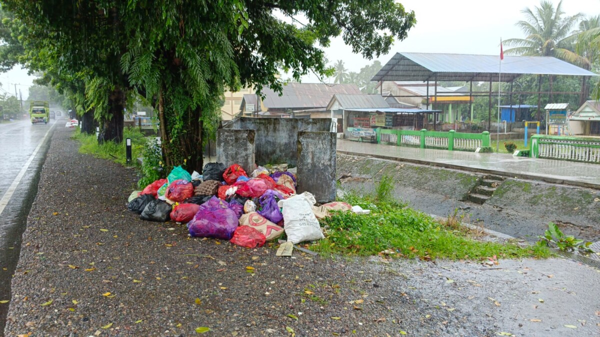 Telat Diangkut, Warga Maros Keluhkan Sampah Berserakan di Jalan 