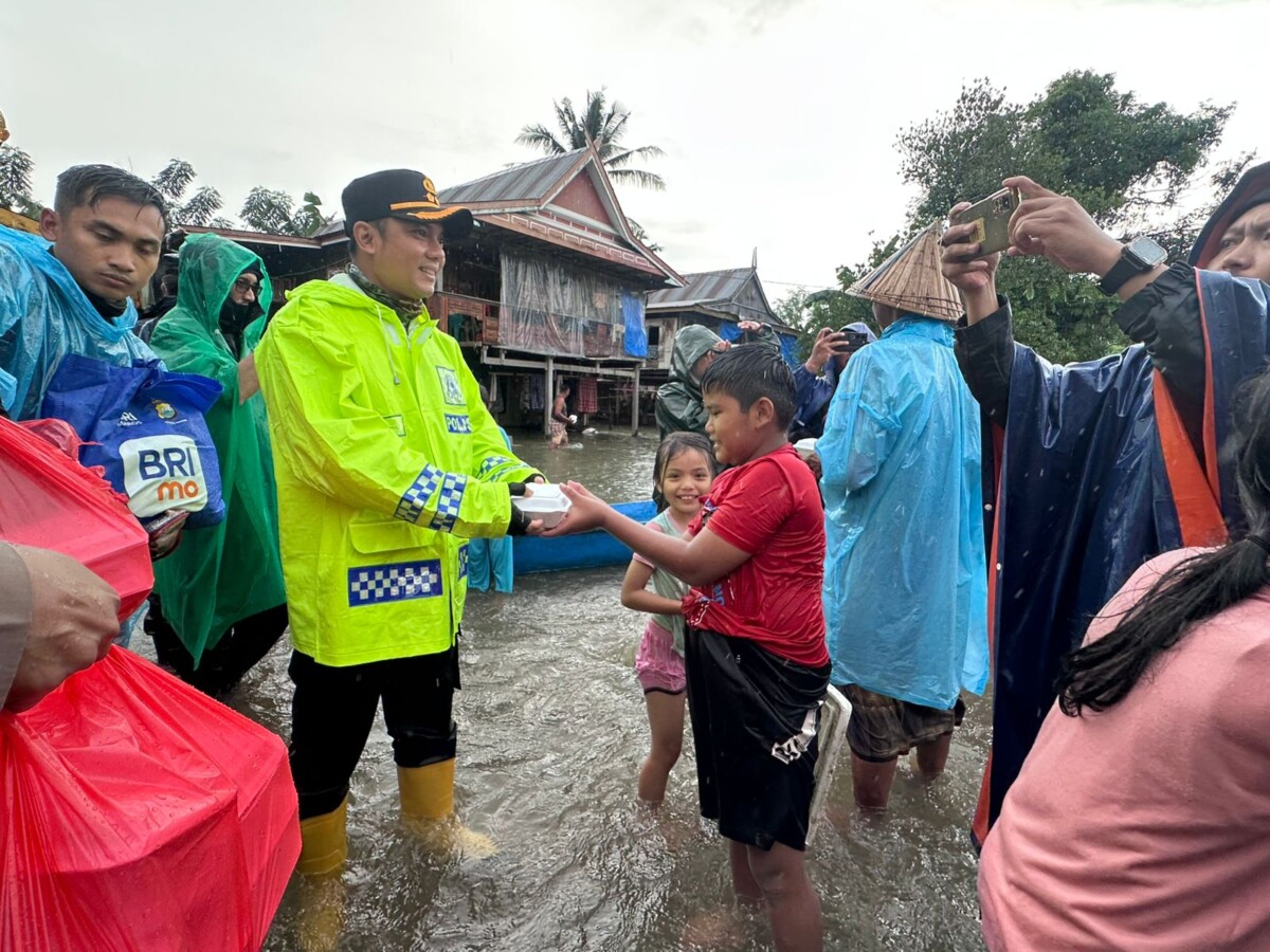 Peduli Korban Banjir, Polres Maros Bagikan Paket Sembako dan Makanan