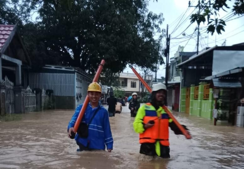 PLN Gerak Cepat dan Tanggap Pulihkan Listrik Akibat Banjir dan Longsor di Beberapa Kabupaten Sulawesi Selatan