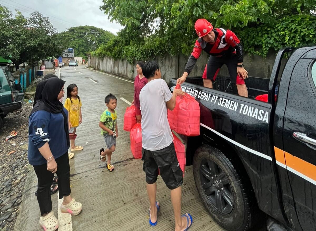 PT Semen Tonasa Sigap Bantu Warga Terdampak Banjir
