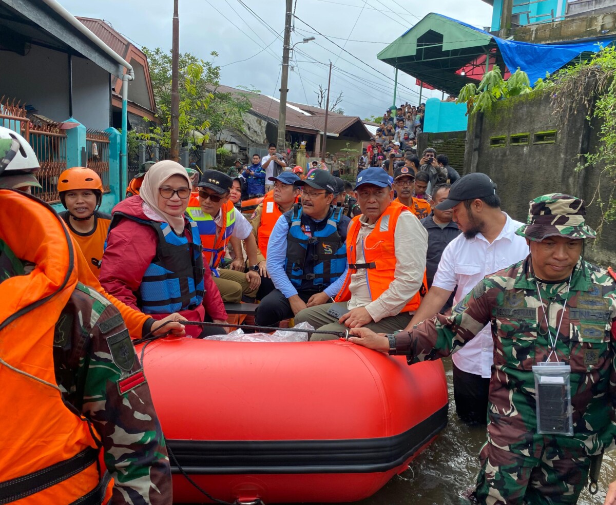 Pj Gubernur Dampingi Mensos RI Pantau Banjir di Makassar