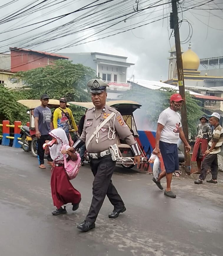 Unit Lantas Polsek Ujung Tanah Berikan Pelayanan Prima di Jam Sibuk