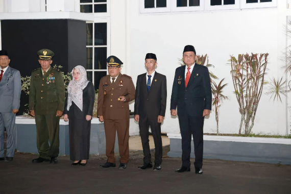 Ketua DPRD Barru Pimpin Kehadiran dalam Upacara Taptu dan Pawai Obor Peringati HUT Kemerdekaan RI ke-79
