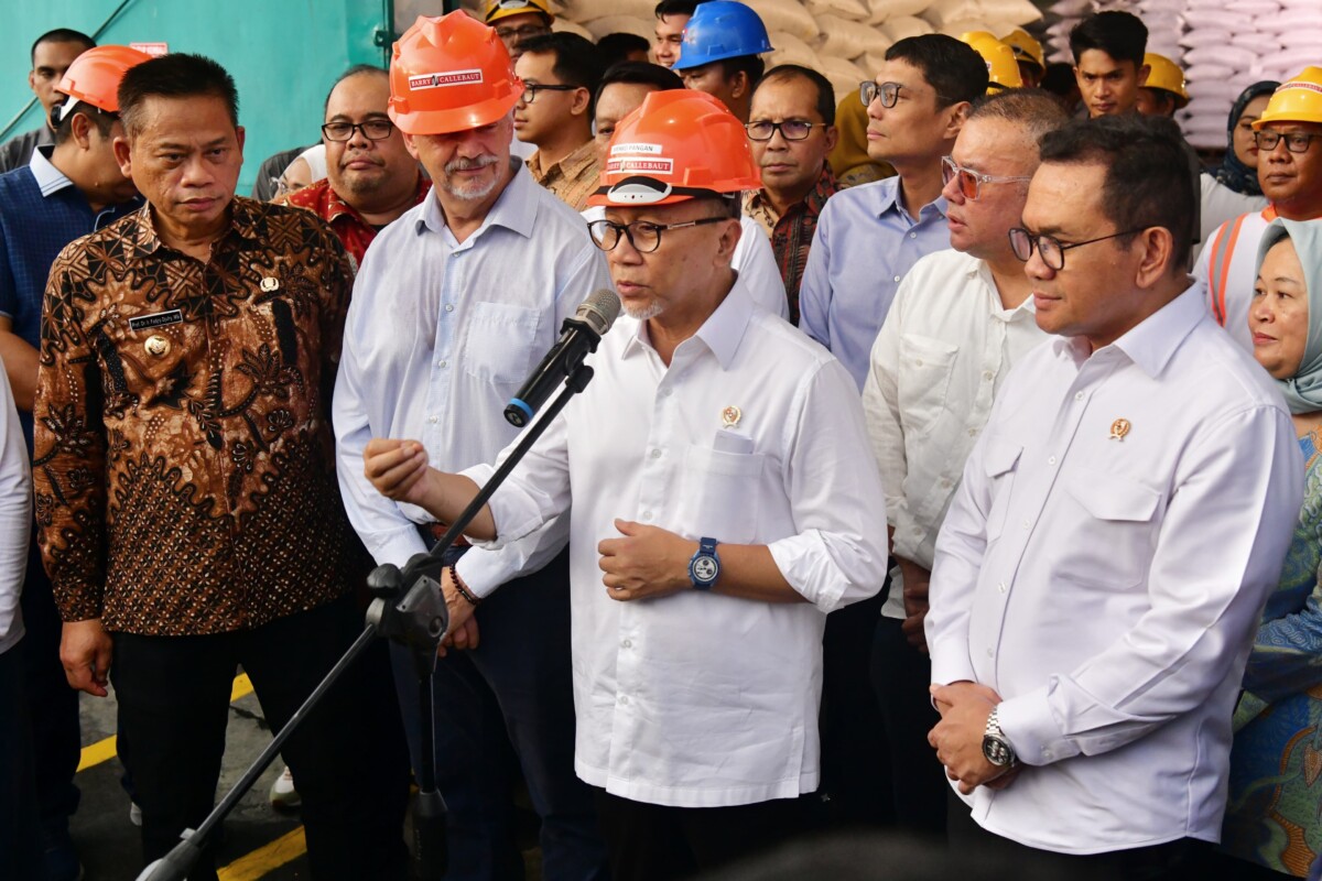 Pj Gubernur Sulsel Dampingi Menko Zulkifli Hasan Tinjau Gudang Kakao PT Papandayan Cocoa Industries