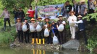 Dukung Ketahanan Pangan, Polres Luwu Gandeng Pemuda Tani Lepas Perdana Bibit Ikan