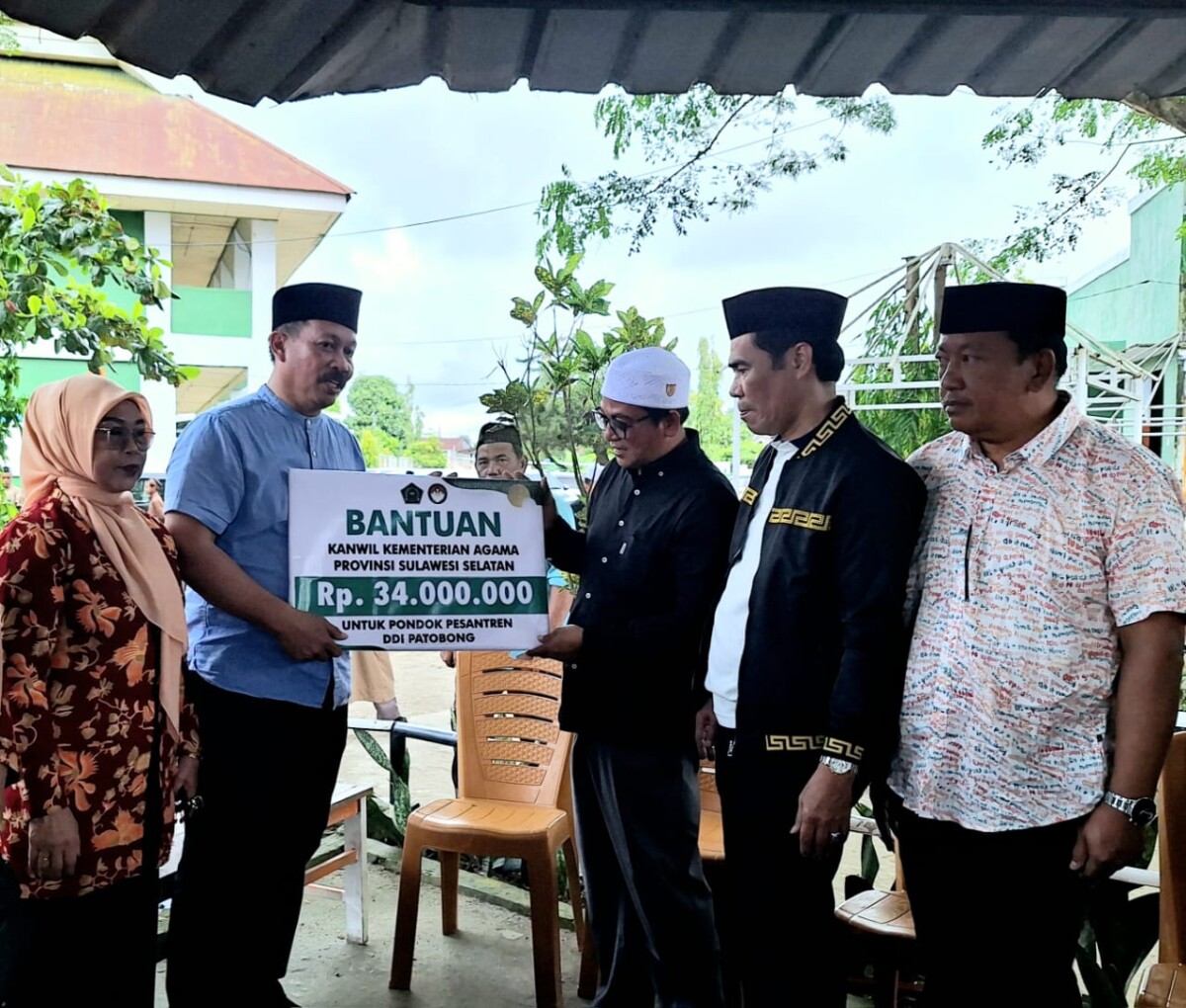 Kakanwil Kemenag Sulsel Salurkan Bantuan untuk Musibah Kebakaran Pesantren Patobong Pinrang