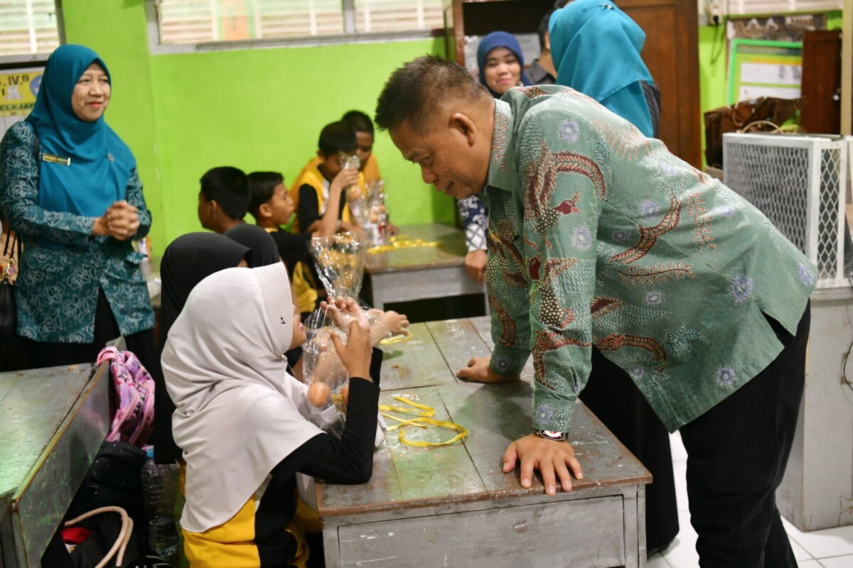 Didampingi Pj Ketua PKK Sulsel, Prof Fadjry Djufry Bagikan Telur dan Susu Gratis di Kota Makassar