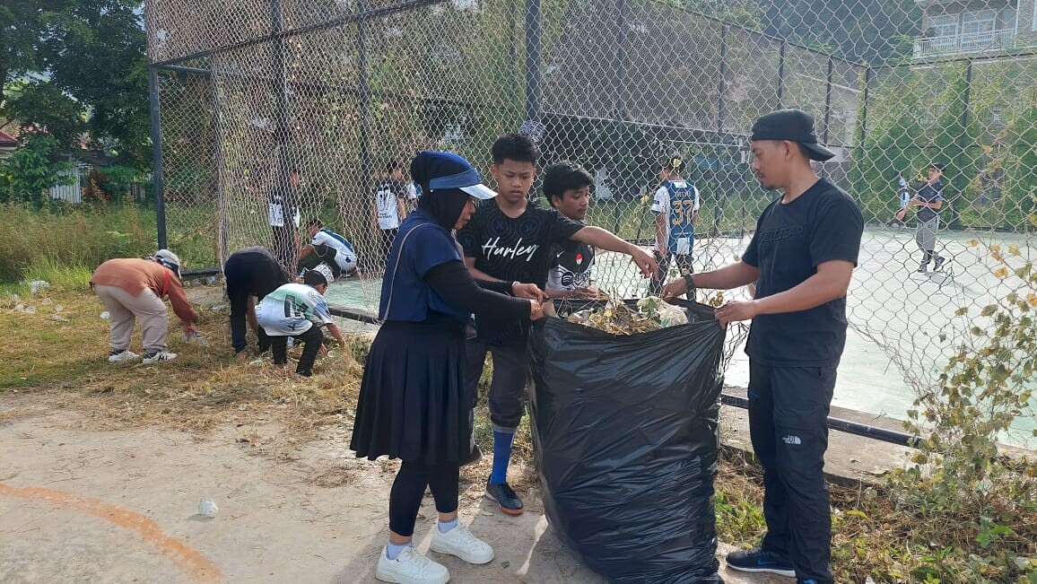 Komunitas Jogging Enrekang Peduli Lingkungan Bersama Masyarakat Bersihkan Sampah Diarea Lapangan Abu Bakar Lambogo